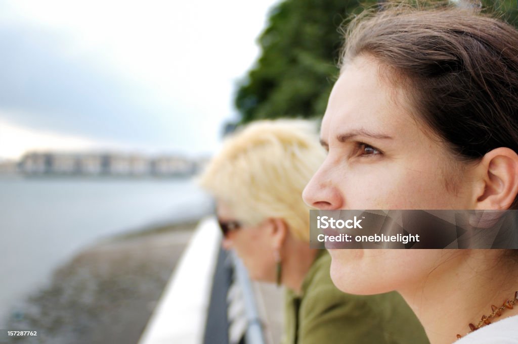 Mère et fille à la recherche inquiète - Photo de Fille de libre de droits