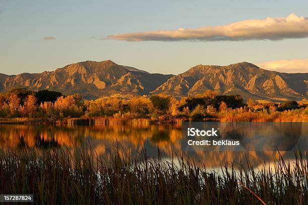 Sunrise Over The El Centro Comercial Flatirons Foto de stock y más banco de imágenes de Colorado - Colorado, Salida del sol, Agua