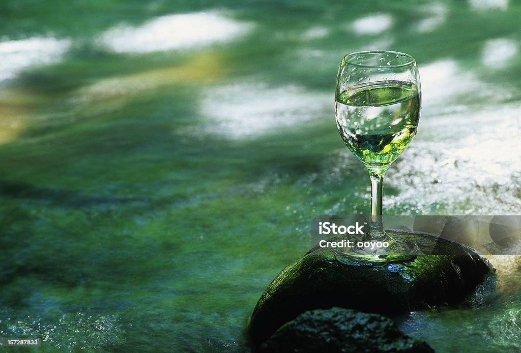 Acqua nel bicchiere da vino - Foto stock royalty-free di Bicchiere