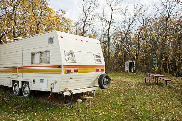 pole karawaningowe - motor home mobile home isolated vehicle trailer zdjęcia i obrazy z banku zdjęć