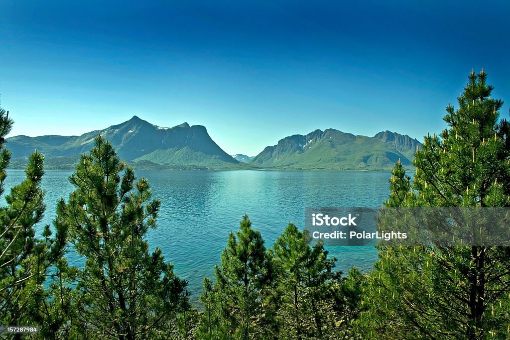 Cadeia de Montanhas na Noruega - Foto de stock de Azul royalty-free