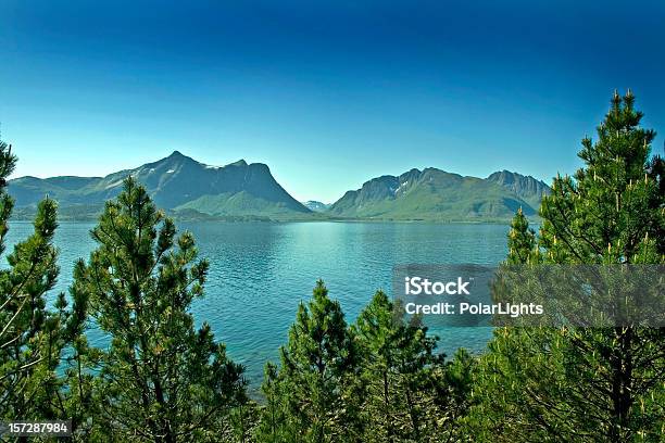 Foto de Cadeia De Montanhas Na Noruega e mais fotos de stock de Azul - Azul, Cena Rural, Cena de tranquilidade