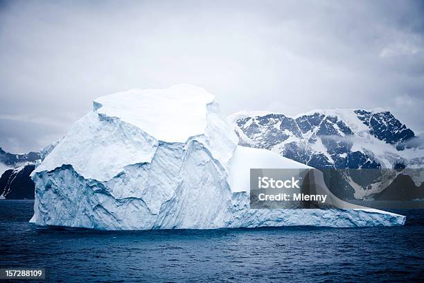 Photo libre de droit de Incroyable Iceberg banque d'images et plus d'images libres de droit de Ciel - Ciel, Ciel couvert, Iceberg - Bloc de glace