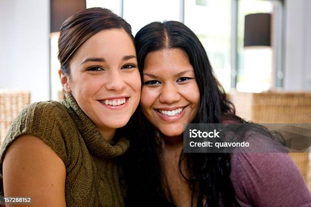 Photo libre de droit de Belle Jeune Femme Souriant Comme Meilleur Amis Au Café banque d'images et plus d'images libres de droit de Pull