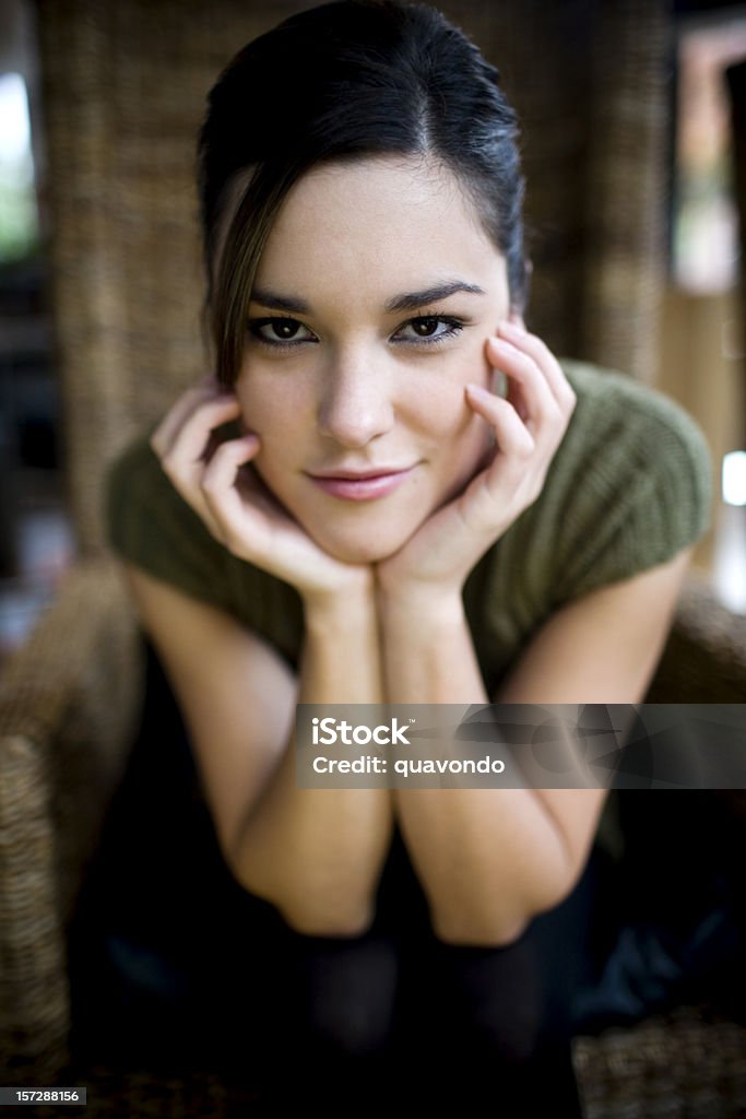 Bellissimo Brunette giovane donna ritratto, mento con le mani - Foto stock royalty-free di Adulto