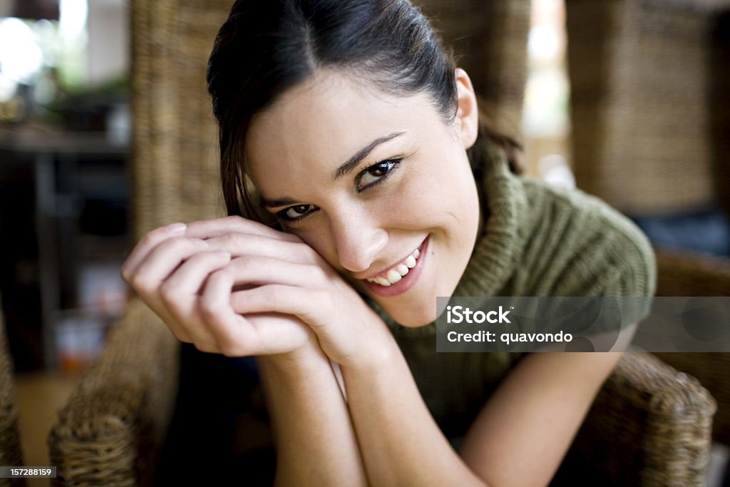 Retrato de mujer joven hermosa Lovable, sonriendo a la cámara, manos juntas - Foto de stock de Mujeres libre de derechos