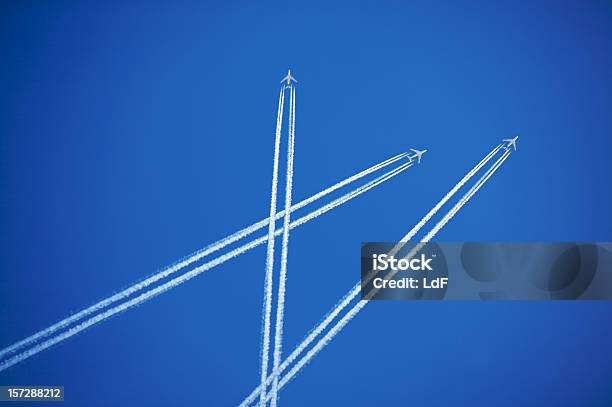 Tráfico Aéreo Foto de stock y más banco de imágenes de Avión - Avión, Contaminación ambiental, Dióxido de carbono