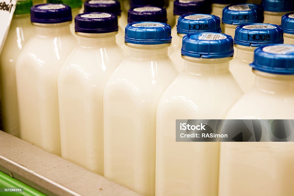 Bouteilles de lait en verre - Photo de Lait libre de droits
