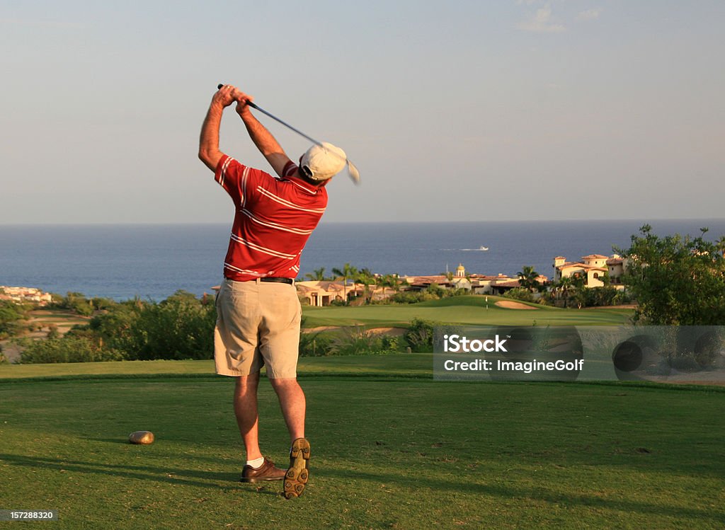 Homem caucasiano golfista balançando no México - Foto de stock de Golfe royalty-free