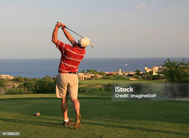 Foto de Homem Caucasiano Golfista Balançando No México e mais fotos de stock de Golfe - Golfe, México, Los Cabos