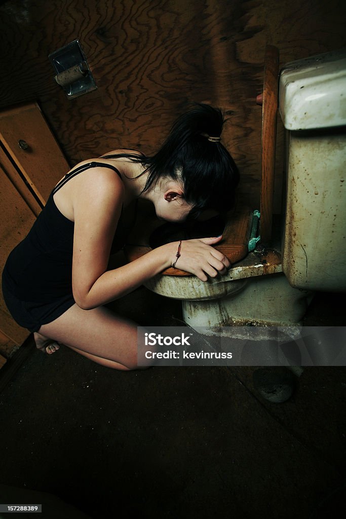 Teen Girl solo tirando en sucio baño - Foto de stock de Abandonado libre de derechos