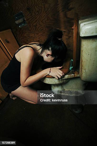 Teen Girl Solo Tirando En Sucio Baño Foto de stock y más banco de imágenes de Abandonado - Abandonado, Adolescente, Adulto