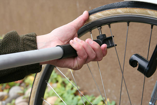 велосипедная шин насос - bicycle bicycle pump inflating tire стоковые фото и изображения