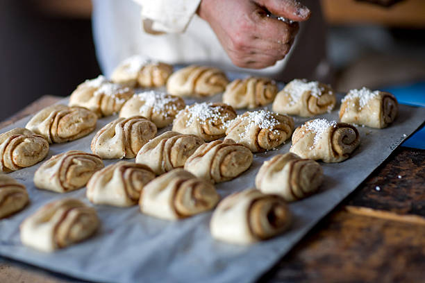 baking sugar buns (sweden) - cinnamon buns bakery bildbanksfoton och bilder