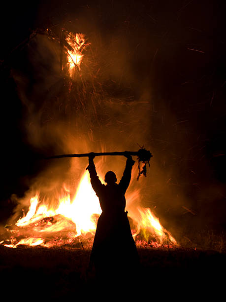 pagano benedizione in un festival wickerman - celtic culture paganism men fire foto e immagini stock