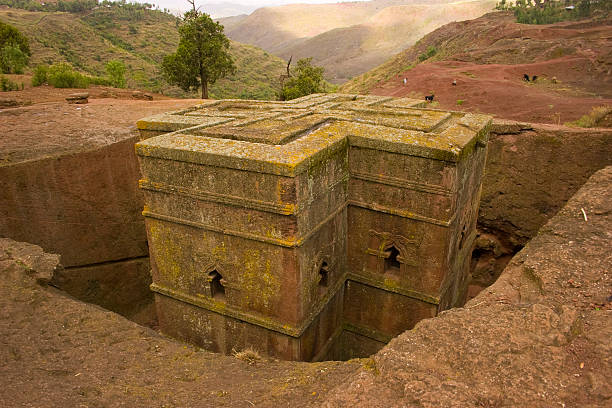 святой giorgis, lalibela, эфиопия - rock hewn church стоковые фото и изображения