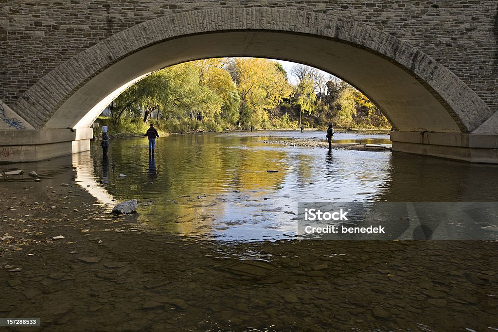 Anglers pesca na ponte em queda - Royalty-free Adulto Foto de stock