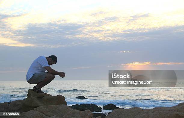 Молодая Кавказский Человек Молиться У Океана — стоковые фотографии и другие картинки Молиться - Молиться, Прощение, Стоять на коленях