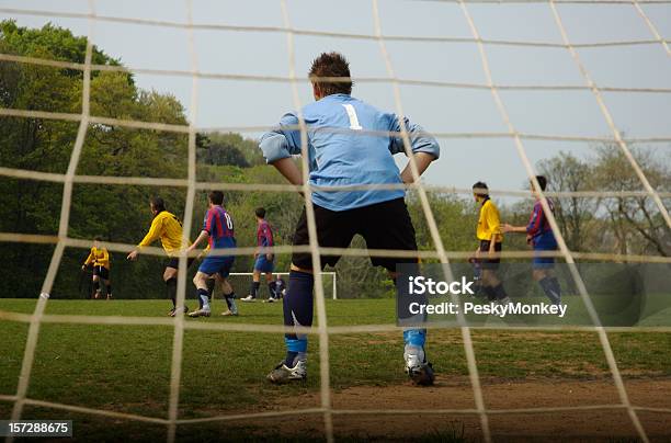 En El Otro Lado De La Defensa Deporte Partido De Fútbol Foto de stock y más banco de imágenes de Fútbol a cinco