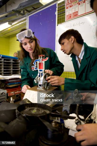 Adolescente Estudantes Engenharia Turma Explorar O Motor De Combustão Interna - Fotografias de stock e mais imagens de Machinery