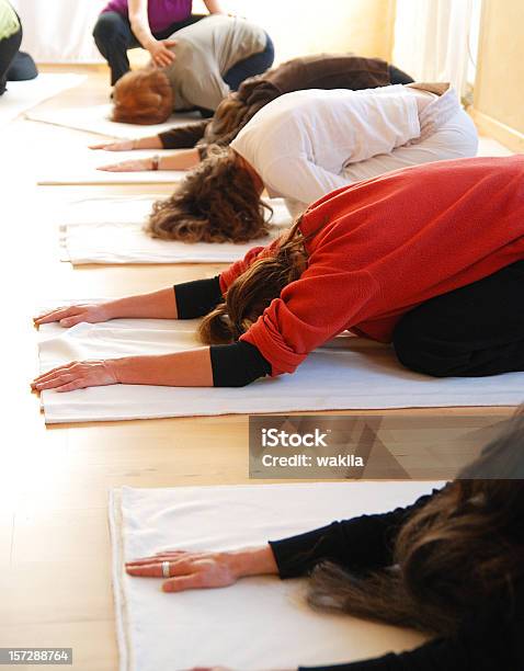 Foto de German Causacian Yogagroup Em Uma Fileira Com Professor De Treino e mais fotos de stock de Terceira idade