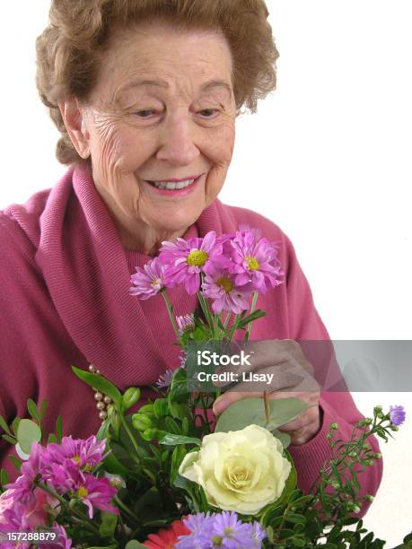 Foto de Mulher Cheirando Flores e mais fotos de stock de Admiração - Admiração, Adulto, Aposentadoria