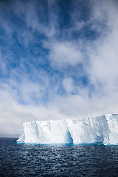 iceberg em mar azul - rough antarctica wintry landscape south pole - fotografias e filmes do acervo