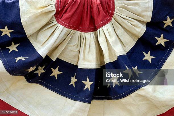 Decorative Patriótica Vermelho Branco E Azul Bandeira De Americana Fazendo Bandeirinha - Fotografias de stock e mais imagens de 4 de Julho