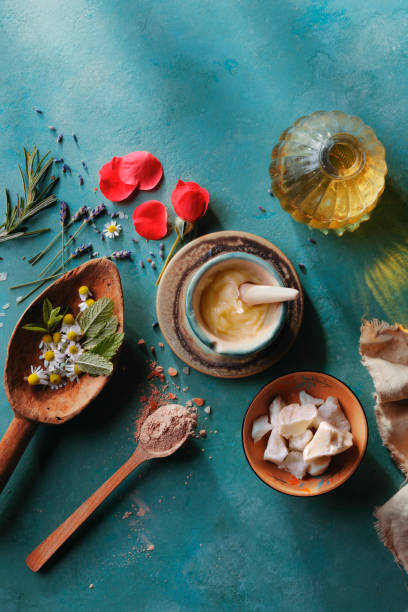 elaboración de cosméticos naturales - mortar and pestle lavender chamomile herb fotografías e imágenes de stock