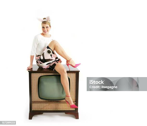 Kitsch Série Bunny Numa Tv - Fotografias de stock e mais imagens de Adulto - Adulto, Cor de rosa, De Corpo Inteiro