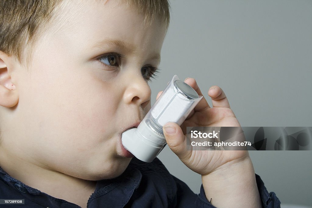 Малыш и астма - Стоковые фото Machinery роялти-фри