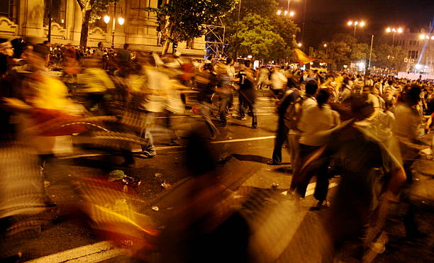 laufen in die nacht - bereitschaftspolizist stock-fotos und bilder