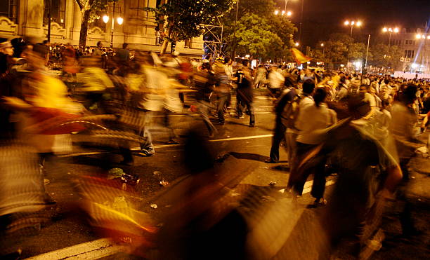 corriendo en la noche - disturbios fotografías e imágenes de stock