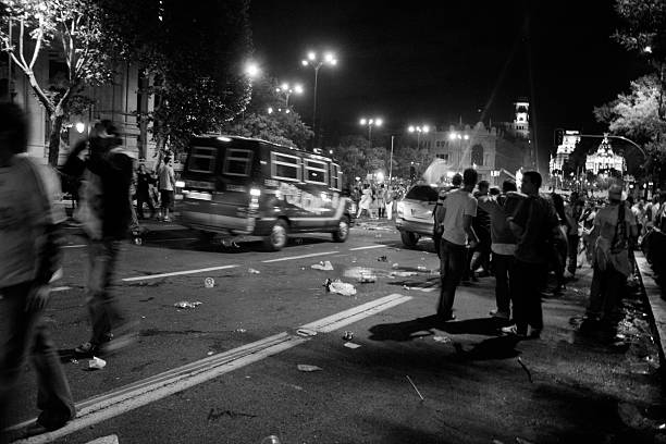 conflit nord-irlandais dans la nuit - riot photos et images de collection