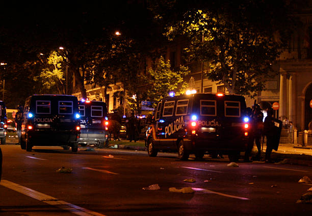 polizei autos in der nacht - bereitschaftspolizist stock-fotos und bilder