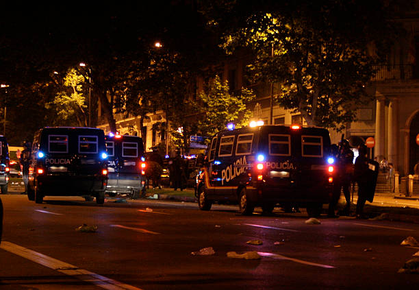 polícia automóveis na noite - madrid province - fotografias e filmes do acervo