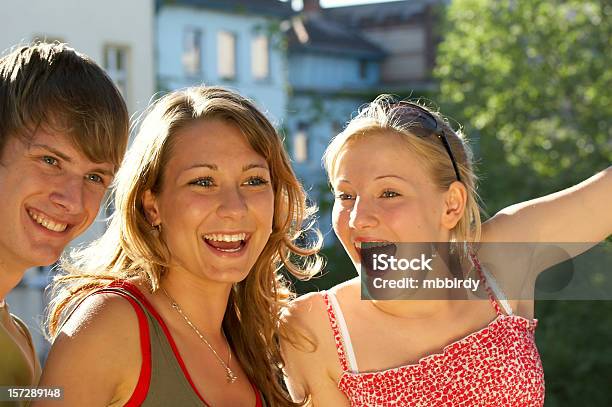 Uau Foi Tudo Ultrapassado - Fotografias de stock e mais imagens de 16-17 Anos - 16-17 Anos, Abraçar, Adolescente