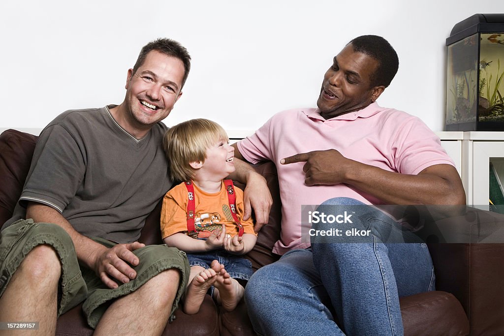 Unconventional família, dois homens e uma criança. - Royalty-free Casal gay Foto de stock