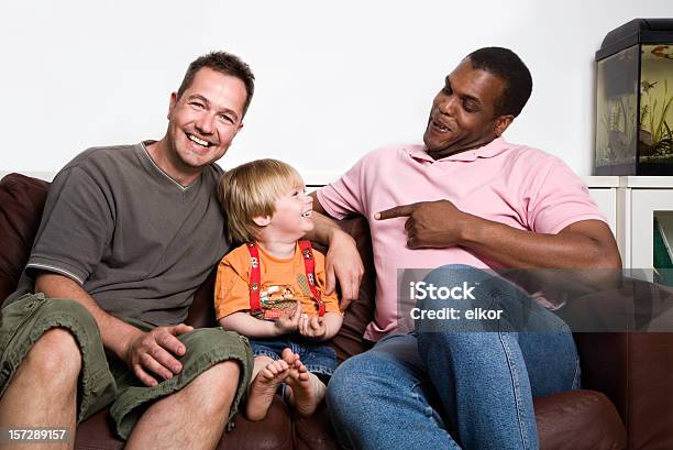 Unconventional Família Dois Homens E Uma Criança - Fotografias de stock e mais imagens de Casal gay - Casal gay, Criança, Pessoa gay