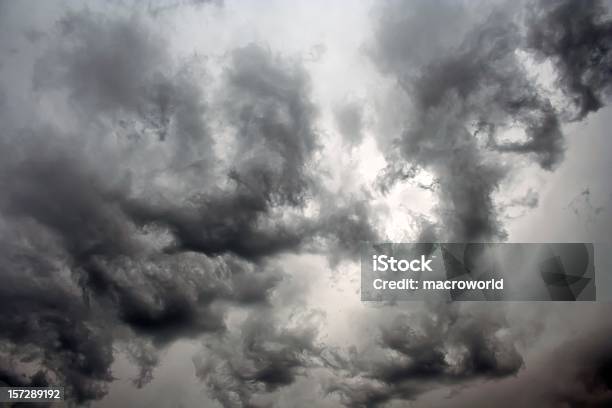 Zabarwiona Krajobraz Z Chmurami - zdjęcia stockowe i więcej obrazów Tło - Tło, Burza, Czarno biały