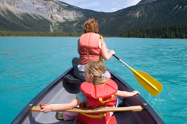 canoa sul lago di smeraldo - life jacket isolated red safety foto e immagini stock