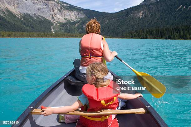 카누 On 에메랄드 호수의 가족에 대한 스톡 사진 및 기타 이미지 - 가족, 세일링, 경관