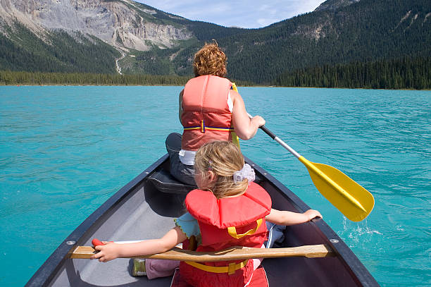 kanadyjkarstwo w emerald lake - life jacket isolated red safety zdjęcia i obrazy z banku zdjęć