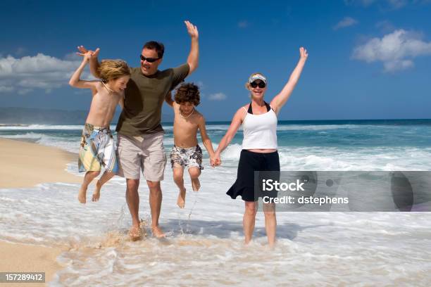 Photo libre de droit de Famille Heureuse À La Plage banque d'images et plus d'images libres de droit de 10-11 ans - 10-11 ans, 8-9 ans, Adulte