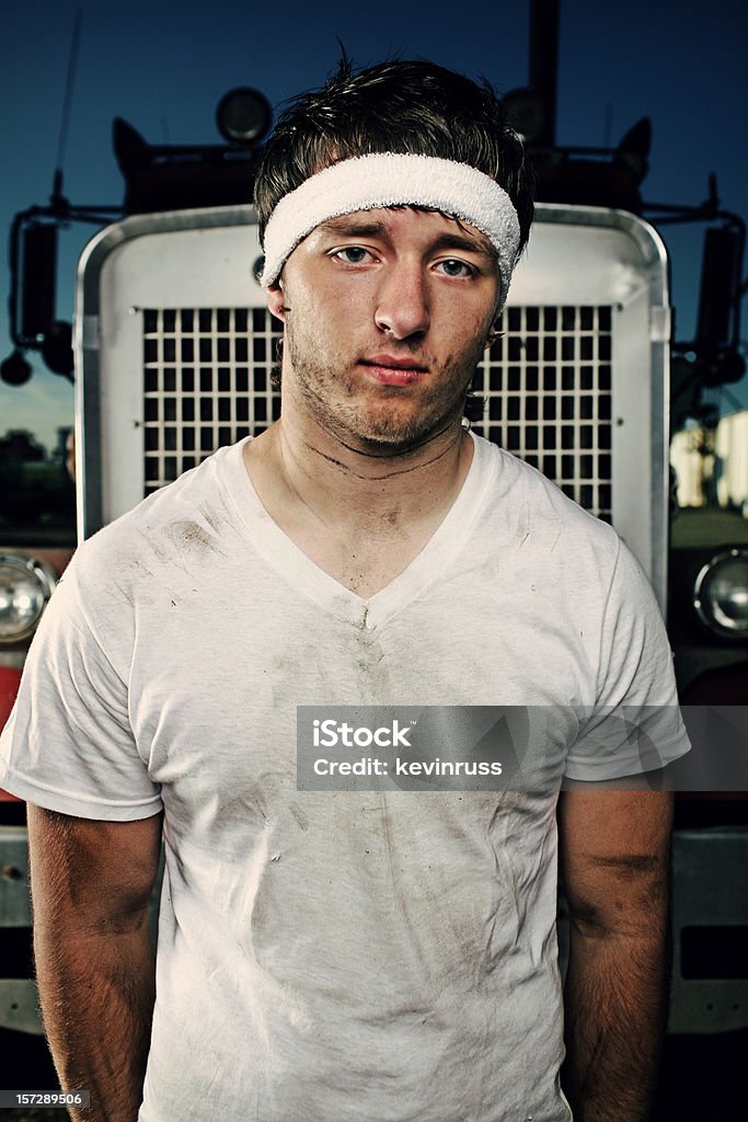 Dirty masculino com faixa branca contra o caminhão - Foto de stock de Adulto royalty-free