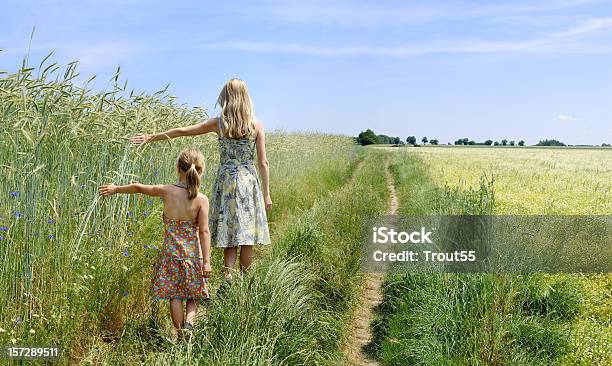 Passeio - Fotografias de stock e mais imagens de Campo agrícola - Campo agrícola, Vestido, Criança