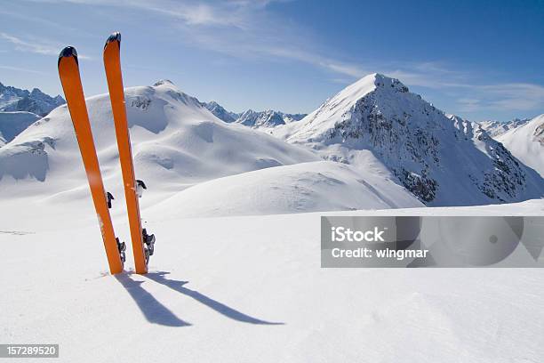 Viagem De Esqui - Fotografias de stock e mais imagens de Esqui - Equipamento Desportivo - Esqui - Equipamento Desportivo, Neve, Montanha