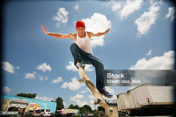 Skateboarder 공중에 대한 스톡 사진 및 기타 이미지 - 공중, 광각, 구름