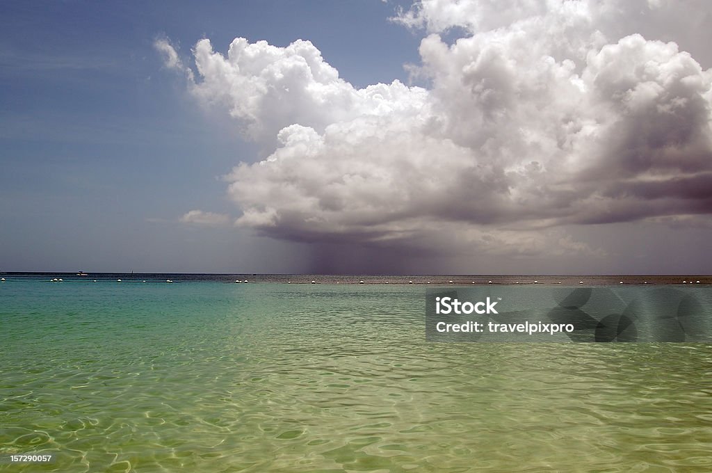 Caribbean Sun 샤워 로아탄 도서지역 혼두라스 - 로열티 프리 날씨 스톡 사진