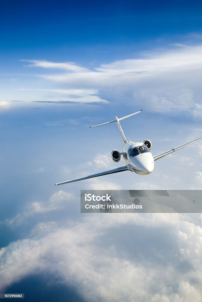 Avion volant dans une tempête sur le devant. - Photo de Avion privé libre de droits